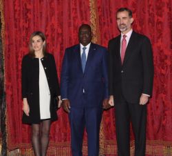 Sus Majestades los Reyes acompañados por el Presidente de la República de Senegal, Macky Sall, antes del almuerzo que le ofrecieron en su honor