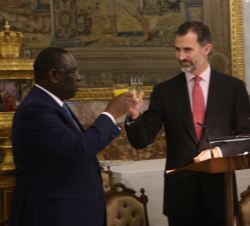 Su Majestad el Rey brinda con el Presidente de la República de Senegal, Macky Sall, durante el almuerzo que tuvo lugar en el Palacio Real de Madrid