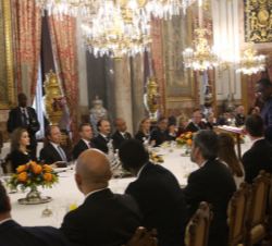 Vista de la mesa del almuerzo en el momento de la intervención del Presidente de la República de Senegal, Macky Sall