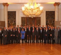 Su Majestad el Rey Don Juan Carlos junto a premiados de años anteriores, autoridades, consejeros de la Cámara de Comercio Italiana y patrocinadores