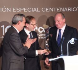 Don Juan Carlos recibe, de manos del embajador de la República Italiana en España, Sr. Pietro Sebastiani, la "Edición Especial 100º Aniversario&q