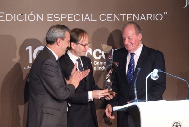 Don Juan Carlos recibe, de manos del embajador de la República Italiana en España, Sr. Pietro Sebastiani, la "Edición Especial 100º Aniversario&q