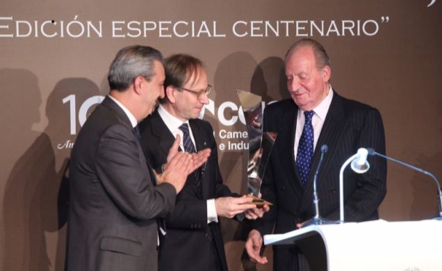 Don Juan Carlos recibe, de manos del embajador de la República Italiana en España, Sr. Pietro Sebastiani, la "Edición Especial 100º Aniversario" del P