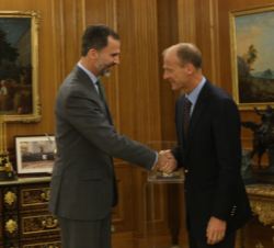 Su Majestad el Rey recibe el saludo del consejero delegado del Grupo Airbus, Thomas Enders