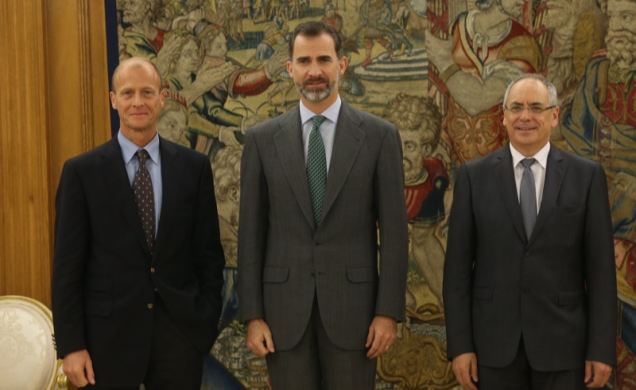 Don Felipe junto al consejero delegado del Grupo Airbus, Thomas Enders, y el presidente del Grupo Airbus en España, Domingo Ureña Raso