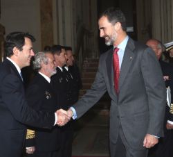 Su Majestad el Rey saluda al autor del cuadro, el pintor Augusto Ferrer-Dalmau
