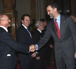 Don Felipe saluda al escritor y académico Arturo Pérez-Reverte