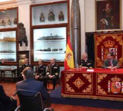 Su Majestad el Rey durante la presentación del cuadro por su autor, Augusto Ferrer-Dalmau
