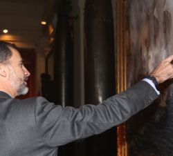 Don Felipe señala un detalle del cuadro "El último combate del Glorioso"