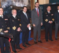 El Rey con el jefe de Estado Mayor de la Armada, el jefe de Asistencia y Servicios del Cuartel General de la Armada, el director del Órgano de Histori