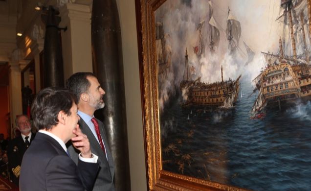 Su Majestad el Rey junto a Augusto Ferrer-Dalmau, observan el cuadro "El último combate del Glorioso"