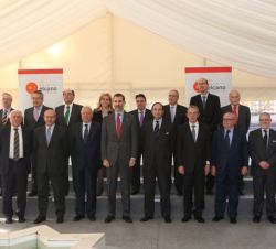 Fotografía de grupo de Su Majestad el Rey con los asistentes a la reunión