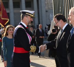 Su Majestad el Rey recibe el saludo del presidente del Gobierno, Mariano Rajoy