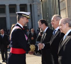 Su Majestad el Rey recibe el saludo del ministro de Defensa, Pedro Morenés, en presencia del ministro del Interior, Jorge Fernández