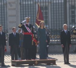 Sus Majestades los Reyes durante la interpretación del Himno Nacional