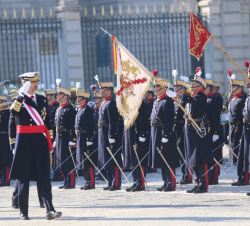 Don Felipe pasó revista a una Compañía de la Guardia Real que rindió honores