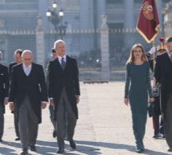 Su Majestad la Reina conversa con el presidente del Gobierno, Mariano Rajoy; en el Patio de la Armería, una vez finalizados los honores preceptivos
