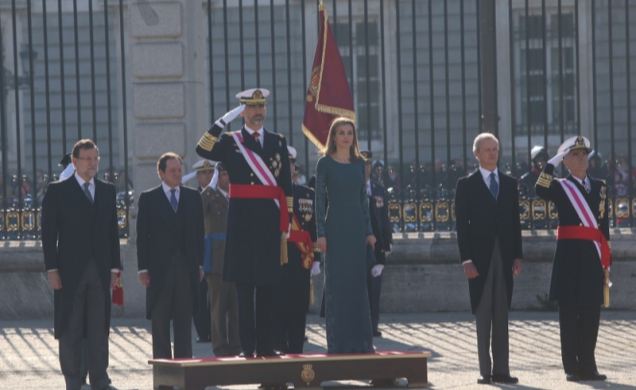 Sus Majestades los Reyes durante la interpretación del Himno Nacional