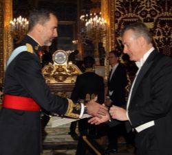 Don Felipe recibe el saludo del embajador de Irlanda, David John Cooney