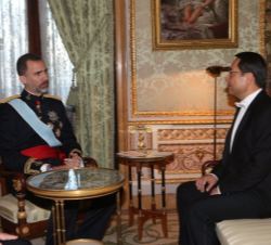 Don Felipe conversa con el embajador de China, tras hacerle entrega de la Carta Credencial