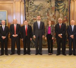 Sus Majestades los Reyes con los miembros del Comité Permanente de la Conferencia de Rectores de las Universidades Españolas (CRUE)
