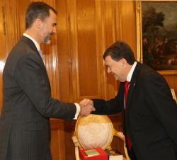 Su Majestad el Rey recibe el saludo del rector de la Universidad de Zaragoza