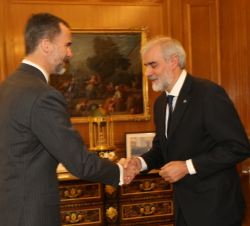 Su Majestad el Rey recibe el saludo del rector de la Universidad Pontifícia de Comillas