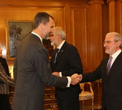 Su Majestad el Rey recibe el saludo del rector de la Universidad de Valencia