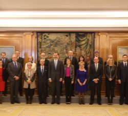 Sus Majestades los Reyes con los integrantes de la Comisión Nacional para la Racionalización de los Horarios Españoles