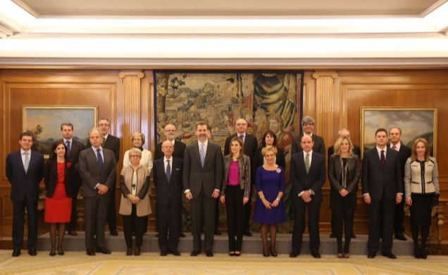 Sus Majestades los Reyes con los integrantes de la Comisión Nacional para la Racionalización de los Horarios Españoles
