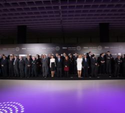 Fotografía de grupo de Su Majestad la Reina con las autoridades y miembros del patronato de Telefónica Ability Awards
