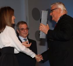 Su Majestad la Reina entrega el Premio a la accesibilidad del entorno físico al representante de la empresa Kurhotel Mar y Sol S.L. de Santa Cruz de T