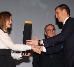 Su Majestad la Reina entrega el Premio a la innovación para la inclusión al representante de la start up con sede en San Sebastian Irisbond