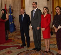 Sus Majestades los Reyes, instantes previos a la ceremonia de entrega de los galardones