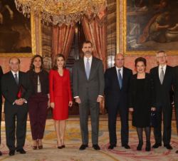 Sus Majestades los Reyes junto a los galardonados y autoridades asistentes al acto de entrega de los Premios Nacionales de Investigación 2014