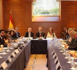 Vista general de la mesa de la reunión de trabajo de la Fundación Codespa, presidida por Su Majestad el Rey