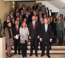 Don Felipe junto a los asistententes a la reunión, en las escaleras del vestíbulo