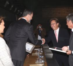 Su Majestad el Rey entrega uno de los premios
