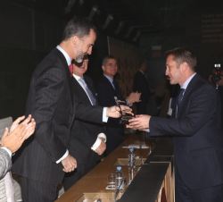 Don Felipe en el momento de entregar uno de los premios