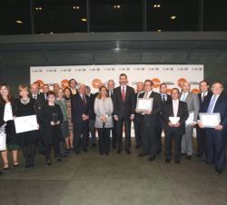 Su Majestad el Rey junto a los premiados de la XVII edición de los Premios Codespa