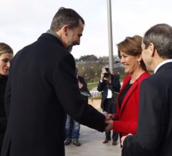 Sus Majestades los Reyes saludan, a su llegada, a Yolanda Barcina, presidenta de la Comunidad Foral de Navarra, y a Alfonso Sánchez-Tabernero, rector 