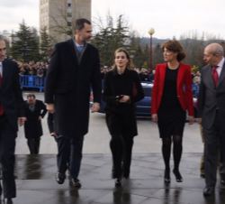 Don Felipe y Doña Letizia acceden a la Universidad acompañados por la presidenta de la Comunidad Foral de Navarra, el ector magnífico de la Universida