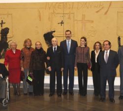 Sus Majestades los Reyes junto a la familia Huarte, donante de las obras de la colección permanente