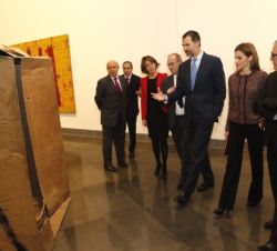 Sus Majestades los Reyes ante una de las obras expuestas