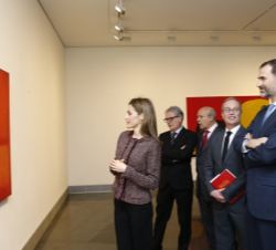 Don Felipe y Doña Letizia visualizan una de las obras