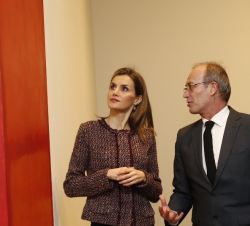 Su Majestad la Reina escucha las explicaciones sobre una de las obras