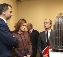 Don Felipe y Doña Letizia observan una de las obras
