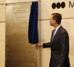 Don Felipe descubre la placa conmemorativa de la inauguración del Museo de la Universidad de Navarra