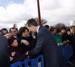 Sus Majestades los Reyes reciben el saludo de las personas que les esperaban a la salida de la Universidad