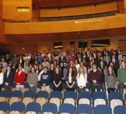 Fotografía de grupo de Sus Majestades los Reyes con trabajadores del Museo y voluntarios